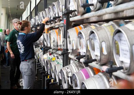 Ascot, Berkshire, Regno Unito. 1st ottobre 2022. I Racegoers si sono esibiti al festival della birra CAMRA durante la seconda giornata del Peroni Italia Autumn Racing Weekend. Credit: Maureen McLean/Alamy Live News Foto Stock