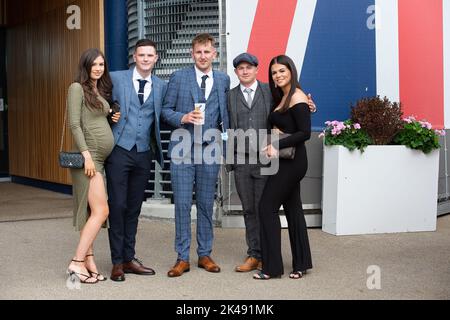 Ascot, Berkshire, Regno Unito. 1st ottobre 2022. I Racegoers arrivano all'ippodromo di Ascot per la seconda giornata del weekend autunnale di Peroni Italia. Credit: Maureen McLean/Alamy Live News Foto Stock