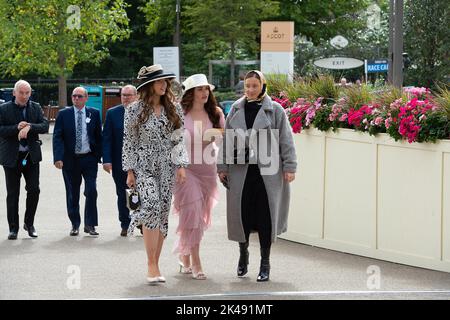 Ascot, Berkshire, Regno Unito. 1st ottobre 2022. I Racegoers arrivano all'ippodromo di Ascot per la seconda giornata del weekend autunnale di Peroni Italia. Credit: Maureen McLean/Alamy Live News Foto Stock