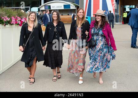 Ascot, Berkshire, Regno Unito. 1st ottobre 2022. I Racegoers arrivano all'ippodromo di Ascot per la seconda giornata del weekend autunnale di Peroni Italia. Credit: Maureen McLean/Alamy Live News Foto Stock