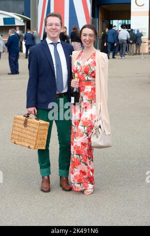 Ascot, Berkshire, Regno Unito. 1st ottobre 2022. I Racegoers arrivano all'ippodromo di Ascot per la seconda giornata del weekend autunnale di Peroni Italia. Credit: Maureen McLean/Alamy Live News Foto Stock