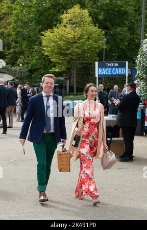 Ascot, Berkshire, Regno Unito. 1st ottobre 2022. I Racegoers arrivano all'ippodromo di Ascot per la seconda giornata del weekend autunnale di Peroni Italia. Credit: Maureen McLean/Alamy Live News Foto Stock