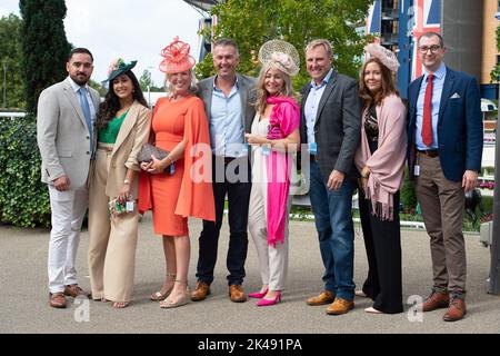 Ascot, Berkshire, Regno Unito. 1st ottobre 2022. I Racegoers arrivano all'ippodromo di Ascot per la seconda giornata del weekend autunnale di Peroni Italia. Credit: Maureen McLean/Alamy Live News Foto Stock