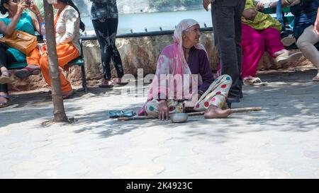 Abu Rajasthan, India - 20 maggio 2017 : la povera vecchia donna indiana mendicante sulla strada che chiede aiuto per la donazione Foto Stock