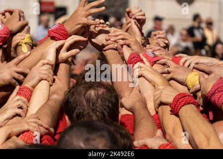 Tarragona, Spagna. 01st Ott 2022. 1 ottobre 2022, tarragona, Catalogna, Spagna: La seconda giornata del concorso, è la più importante in quanto è dove partecipano i gruppi più importanti e potenti dei ''castellers'', In esse si possono vedere costruzioni fino a dieci persone e dove costruzioni mai viste prima sono fatte in queste foto, le ''cole'' da Parigi, londra o Madrid (Credit Image: © Eric Renom/ZUMA Press Wire) Credit: ZUMA Press, Inc./Alamy Live News Foto Stock