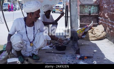 Bhinmal Rajasthan, India - 23 maggio 2017 : Blacksmith in villaggio rurale indiano che fa il metallo lavoro Foto Stock