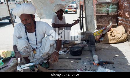 Bhinmal Rajasthan, India - 23 maggio 2017 : Blacksmith in villaggio rurale indiano che fa il metallo lavoro Foto Stock