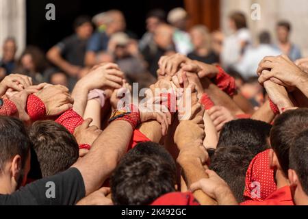 Tarragona, Spagna. 01st Ott 2022. 1 ottobre 2022, tarragona, Catalogna, Spagna: La seconda giornata del concorso, è la più importante in quanto è dove partecipano i gruppi più importanti e potenti dei ''castellers'', In esse si possono vedere costruzioni fino a dieci persone e dove costruzioni mai viste prima sono fatte in queste foto, le ''cole'' da Parigi, londra o Madrid (Credit Image: © Eric Renom/ZUMA Press Wire) Credit: ZUMA Press, Inc./Alamy Live News Foto Stock