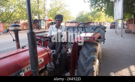 Bhinmal Rajasthan, India - 18 maggio 2017 : contadino indiano su trattore, sorridente faccia felice Foto Stock