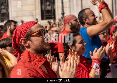 Tarragona, Spagna. 01st Ott 2022. 1 ottobre 2022, tarragona, Catalogna, Spagna: La seconda giornata del concorso, è la più importante in quanto è dove partecipano i gruppi più importanti e potenti dei ''castellers'', In esse si possono vedere costruzioni fino a dieci persone e dove costruzioni mai viste prima sono fatte in queste foto, le ''cole'' da Parigi, londra o Madrid (Credit Image: © Eric Renom/ZUMA Press Wire) Credit: ZUMA Press, Inc./Alamy Live News Foto Stock