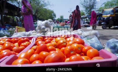 Bhinmal Rajasthan, India - 23 maggio 2017 : mercato tradizionale indiano di verdure del villaggio rurale, mucchio di pomodoro in primo piano. Foto Stock