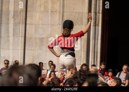 Tarragona, Spagna. 01st Ott 2022. 1 ottobre 2022, tarragona, Catalogna, Spagna: La seconda giornata del concorso, è la più importante in quanto è dove partecipano i gruppi più importanti e potenti dei ''castellers'', In esse si possono vedere costruzioni fino a dieci persone e dove costruzioni mai viste prima sono fatte in queste foto, le ''cole'' da Parigi, londra o Madrid (Credit Image: © Eric Renom/ZUMA Press Wire) Credit: ZUMA Press, Inc./Alamy Live News Foto Stock