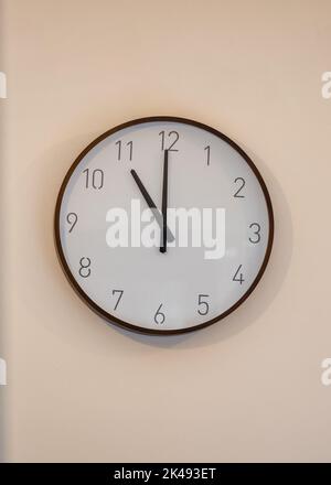 Undici oclock 11am 11pm sul tradizionale orologio analogico a parete Foto Stock