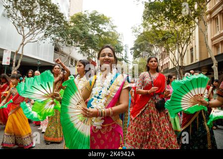 Brisbane, Australia. 01st Ott 2022. Le donne partecipano a danze tradizionali con i tifosi di bambù durante la sfilata del Festival dei carri a Brisbane, Australia, il 1 ottobre 2022. Originario di Jagannatha Puri, India circa 2000 anni fa, il Festival dei carri o Ratha Yatra è una celebrazione spirituale dell'amore che coinvolge la trazione di carri trafilati a mano dalla comunità. (Foto di Joshua Prieto/Sipa USA) Credit: Sipa USA/Alamy Live News Foto Stock