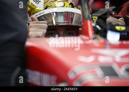 Singapore. 1st Ott 2022. Il pilota monegasco della Ferrari, Charles Leclerc, ha fatto il pollice nel corso della terza sessione di prove libere della Formula uno Singapore Grand Prix Night Race al Marina Bay Street Circuit di Singapore il 1 ottobre 2022. Credit: Allora Chih Wey/Xinhua/Alamy Live News Foto Stock