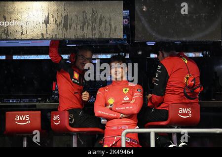 Singapore. 1st Ott 2022. Il pilota monegasco della Ferrari, Charles Leclerc, si prepara alla terza sessione di prove libere della Formula uno Singapore Grand Prix Night Race al Marina Bay Street Circuit di Singapore il 1 ottobre 2022. Credit: Allora Chih Wey/Xinhua/Alamy Live News Foto Stock