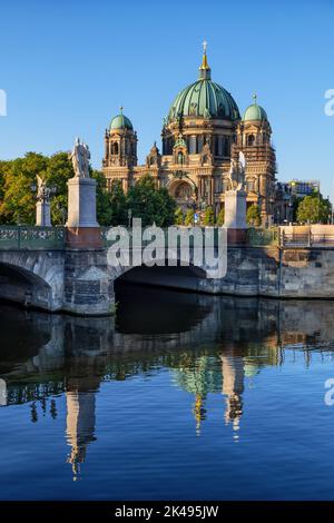 Città di Berlino al tramonto in Germania, la Cattedrale di Berlino (Berliner Dom) e il Ponte Schloss sul canale del fiume Sprea nel quartiere centrale di Mitte. Foto Stock