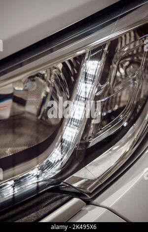 Primo piano di una moderna auto fari a LED. Foto Stock