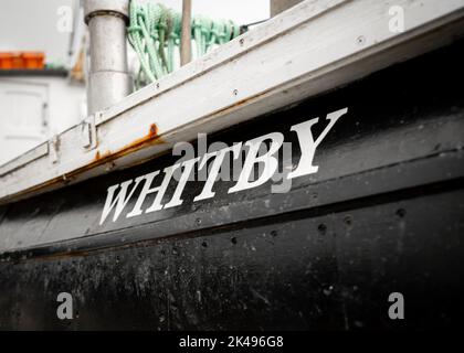 Whitby barca da pesca ormeggiata nel porto di English città sul mare. Foto Stock