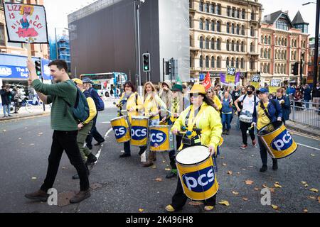 Manchester, Regno Unito. 01st Ott 2022. Le persone con cartelloni aderire al abbastanza è sufficiente e non pagare gruppo campagna e prendere per le strade. I movimenti vogliono che il governo affronti il costo della crisi attraverso tagli alle bollette energetiche e un aumento dei salari per aiutare le persone a gestire l'inflazione. Credit: Andy Barton/Alamy Live News Foto Stock