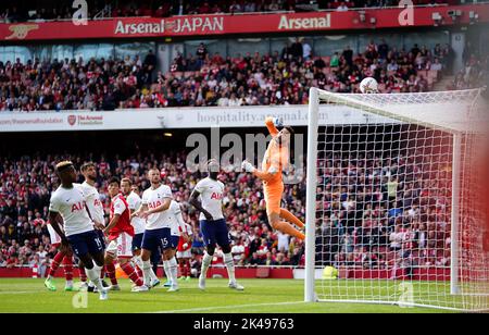 Il portiere Hugo Lloris di Tottenham Hotspur risparmia durante la partita della Premier League presso l'Emirates Stadium, Londra. Data immagine: Sabato 1 ottobre 2022. Foto Stock