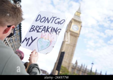 La gente partecipa a una protesta di Just Stop Oil and Extinction Rebellion a Westminster, nel centro di Londra. I manifestanti del gruppo stanno iniziando una campagna di sei settimane per occupare Westminster nel centro di Londra. Data immagine: Sabato 1 ottobre 2022. Foto Stock