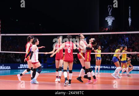 Arnhem, Paesi Bassi. 1st Ott 2022. I giocatori della Cina festeggiano durante la fase 1 della partita Pool D contro il Brasile al Campionato mondiale di pallavolo femminile 2022 ad Arnhem, Paesi Bassi, 1 ottobre 2022. Credit: Meng Dingbo/Xinhua/Alamy Live News Foto Stock