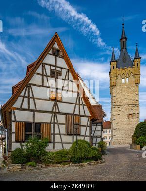 Edifici a graticcio della Franconia con la Torre Blu (costruita nel 1200) di Bad Wimpfen. Neckartal, Baden-Wuerttemberg, Germania, Europa Foto Stock