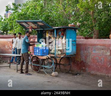 Bikaner, India - 22 LUGLIO 2017: Bikaner, India - 22 LUGLIO 2017: Fornitori di strada in Old Bikaner, Rajastan, India Foto Stock