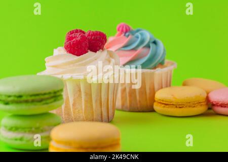 Set di vari cupcake fondenti pronti per essere consumati - luminoso e colorato set Foto Stock