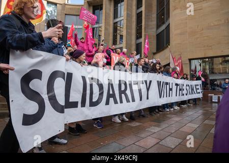 Glasgow, Scozia, Regno Unito. 1st ottobre 2022. Gli attivisti si riuniscono in città per protestare contro il crescente costo della vita. La campagna abbastanza è sufficiente coinvolge sindacati e gruppi comunitari per protestare contro il costo della crisi. La campagna si rivolge a salari bassi, costi crescenti, povertà e bisogni abitativi. La giornata d'azione comprendeva anche il sostegno ai lavoratori ferroviari che colpiscono a Glasgow Central. Credit: SKULLY/Alamy Live News Foto Stock