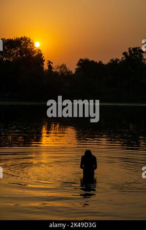 Mattina sul fiume in Bangladesh. La gente fa il bagno nel fiume nella bella mattinata. È il fiume Gorai-Madhumati del Bangladesh. Foto Stock