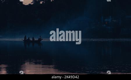 Serata sul fiume in Bangladesh. I ragazzi si godono la bellezza del fiume in barca nella bella serata. È il fiume G০rai-Madhumati di Foto Stock