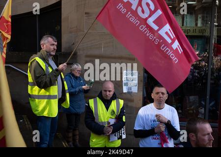 Glasgow, Scozia, 1 ottobre 2022. Basta una dimostrazione con i sindacati e le organizzazioni diverse, sostenendo gli scioperi dei lavoratori chiave e contro le politiche del governo conservatore, a Glasgow, Scozia, il 1 ottobre 2022. Photo credit: Jeremy Sutton-Hibbert/Alamy Live News. Foto Stock