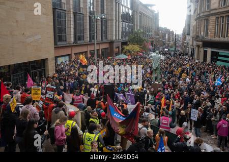 Glasgow, Scozia, 1 ottobre 2022. Basta una dimostrazione con i sindacati e le organizzazioni diverse, sostenendo gli scioperi dei lavoratori chiave e contro le politiche del governo conservatore, a Glasgow, Scozia, il 1 ottobre 2022. Photo credit: Jeremy Sutton-Hibbert/Alamy Live News. Foto Stock