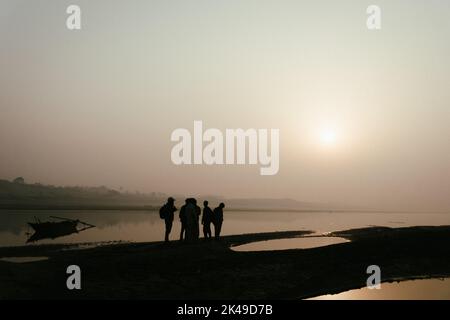 Mattina sul fiume in Bangladesh. I pedoni stanno vedendo la bellezza della riva del fiume nella bella mattina. È il fiume Gorai-Madhumati di B. Foto Stock