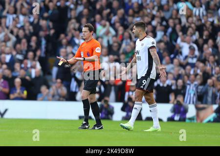 Craven Cottage, Fulham, Londra, Regno Unito. 1st Ott 2022. Premier League football, Fulham vs Newcastle United; Nathaniel Chalobah di Fulham carta gialla iniziale nel 7th minuti dall'arbitro Darren Inghilterra è stato aggiornato a una carta rossa diritta per giocare seriamente fallo dopo la revisione del VAR. Credit: Action Plus Sports/Alamy Live News Foto Stock