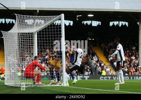 Craven Cottage, Fulham, Londra, Regno Unito. 1st Ott 2022. Premier League Football, Fulham vs Newcastle United; Callum Wilson di Newcastle United segna nel 11th minuto per 0-1. Credit: Action Plus Sports/Alamy Live News Foto Stock