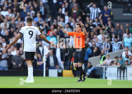 Craven Cottage, Fulham, Londra, Regno Unito. 1st Ott 2022. Premier League football, Fulham vs Newcastle United; Nathaniel Chalobah di Fulham carta gialla iniziale nel 7th minuti dall'arbitro Darren Inghilterra è stato aggiornato a una carta rossa diritta per giocare seriamente fallo dopo la revisione del VAR. Credit: Action Plus Sports/Alamy Live News Foto Stock