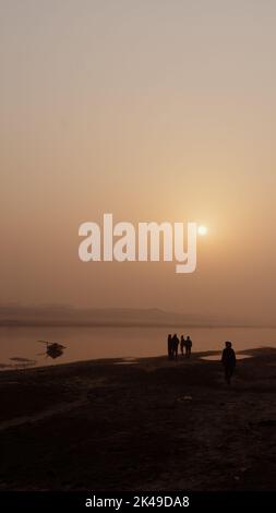 Mattina sul fiume in Bangladesh. I pedoni stanno vedendo la bellezza della riva del fiume nella bella mattina. È il fiume Gorai-Madhumati di B. Foto Stock