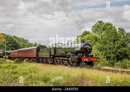 GWR 'Saint' 4-6-0 No. 2999 'Lady of Legend' parte dalla stazione di Highley sulla Severn Valley Railway, Worcestershire, Inghilterra, Regno Unito Foto Stock