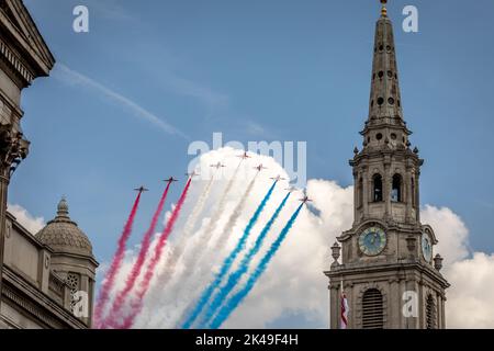 Le frecce rosse della RAF sorvolano per commemorare il Giubileo del platino della Regina, Trafalgar Square, Londra, Inghilterra, Regno Unito Foto Stock