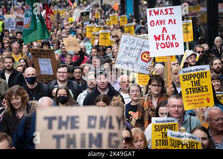 Manchester, Regno Unito. 01st Ott 2022. Migliaia di manifestanti marciano per strada durante la manifestazione. Basta e i gruppi della campagna Do't Pay prendono per le strade. I movimenti vogliono che il governo affronti il costo della crisi attraverso tagli alle bollette energetiche e un aumento dei salari per aiutare le persone a gestire l'inflazione. Credit: SOPA Images Limited/Alamy Live News Foto Stock