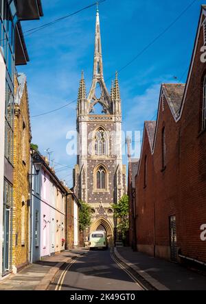 Vista lungo Church Street fino a Santa Maria della Carità, la chiesa parrocchiale di Faversham, Kent Foto Stock