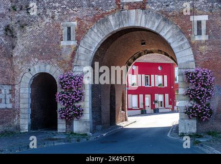 Guardando attraverso la Porte de Boulogne a Montreuil sur Mer Foto Stock