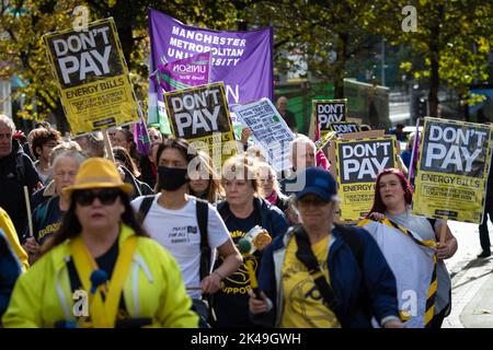 Manchester, Regno Unito. 01st Ott 2022. Migliaia di manifestanti marciano per strada durante la manifestazione. Basta e i gruppi della campagna Do't Pay prendono per le strade. I movimenti vogliono che il governo affronti il costo della crisi attraverso tagli alle bollette energetiche e un aumento dei salari per aiutare le persone a gestire l'inflazione. (Foto di Andy Barton/SOPA Images/Sipa USA) Credit: Sipa USA/Alamy Live News Foto Stock