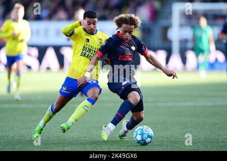 LEEUWARDEN - (lr) Daniel van Kaam di SC Cambuur, Xavi Simons di PSV Eindhoven durante la partita olandese di Eredivie tra SC Cambuur e PSV allo stadio di Cambuur il 1 ottobre 2022 a Leeuwarden, Paesi Bassi. ANP OLAF KRAAK Foto Stock