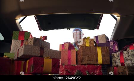 servizio di consegna. consegna a domicilio. scatole regalo in auto. pacchi confezionati con cura. vista dall'interno dell'auto. concetto di donazione, beneficenza o consegna. Foto di alta qualità Foto Stock