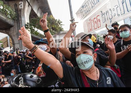 Bangkok, Thailandia. 01st Ott 2022. I manifestanti hanno visto fare tre saluti del dito durante la dimostrazione. Manifestanti anti anti-governativi si sono riuniti presso il monumento della Vittoria chiedendo le dimissioni del primo ministro thailandese Prayut Chan-o-cha dopo il suo ritorno in carica in seguito alla sentenza della Corte costituzionale del 30 settembre 2022. Credit: SOPA Images Limited/Alamy Live News Foto Stock