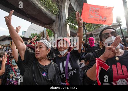 Bangkok, Thailandia. 01st Ott 2022. I manifestanti hanno visto fare tre saluti del dito durante la dimostrazione. Manifestanti anti anti-governativi si sono riuniti presso il monumento della Vittoria chiedendo le dimissioni del primo ministro thailandese Prayut Chan-o-cha dopo il suo ritorno in carica in seguito alla sentenza della Corte costituzionale del 30 settembre 2022. Credit: SOPA Images Limited/Alamy Live News Foto Stock